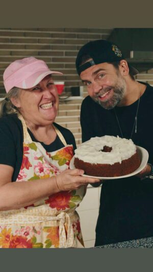 Marthe Laverdière Instagram - 😂 🥕Une recette de gâteau aux carottes et sucre. Voyez la capsule complète avec @marthe_laverdiere  et @jpwauthier sur le site et la page Facebook de @bonsoirbonsoirrc 

#BonsoirBonsoir #marthelaverdière

🎥 Réal: @danvoyer