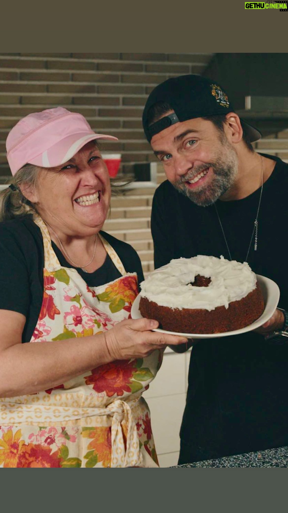 Marthe Laverdière - 3.6K Likes - 😂 🥕Une recette de gâteau aux carottes et sucre. Voyez la capsule complète avec @marthe_laverdiere et @jpwauthier sur le site et la page Facebook de @bonsoirbonsoirrc
#BonsoirBonsoir #marthelaverdière
🎥 Réal: @danvoyer