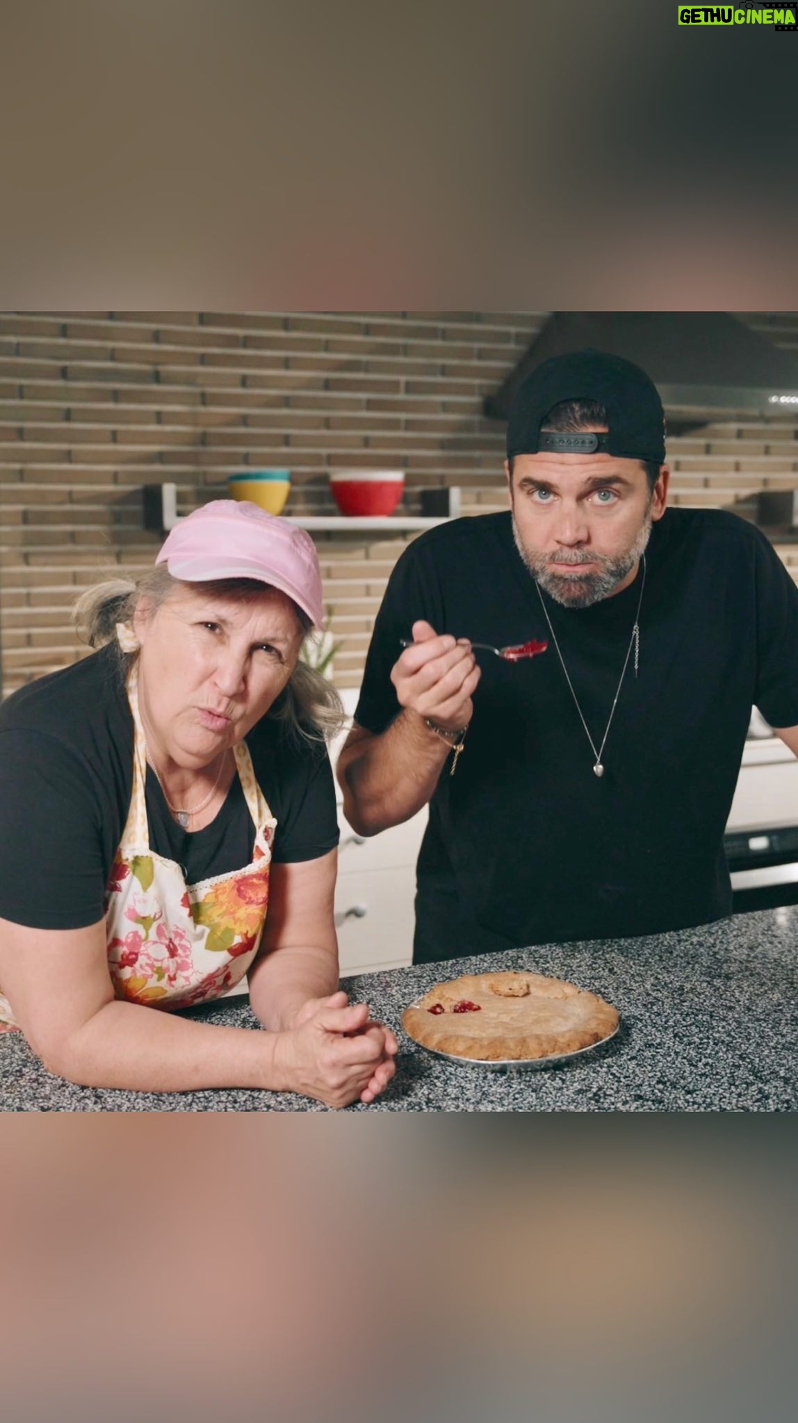 Marthe Laverdière - 2.4K Likes - 🥧 Cette année, @marthe_laverdiere cuisine avec @jpwauthier Au menu aujourd’hui: une tarte aux framboises. Voir la capsule complète sur le site et la page Facebook de @bonsoirbonsoirrc
#bonsoirbonsoir #marthelaverdiere
🎥 réal @danvoyer