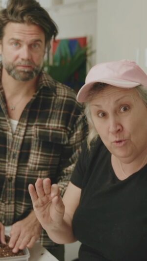 Marthe Laverdière Instagram - Marthe Laverdière aide @jpwauthier à préparer ses semis. Voyez la capsule complète sur la page Facebook et le site de @bonsoirbonsoirrc 

@marthe_laverdiere #marthelaverdiere #semences #bonsoirbonsoir