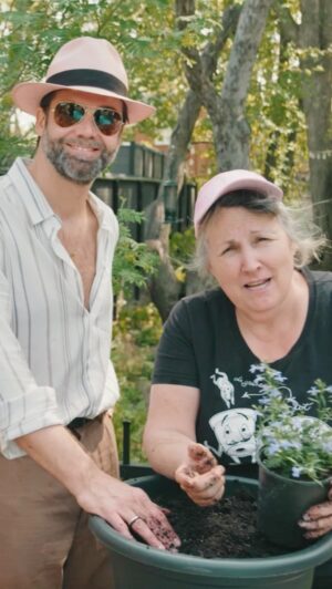 Marthe Laverdière Instagram - @marthe_laverdiere apprend à @jpwauthier à bien planter ses fleurs 🌸 Capsule complète sur la page Facebook et le site de @bonsoirbonsoirrc 

#bonsoirbonsoir #marthelaverdiere
