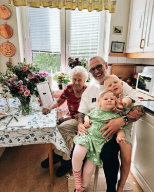 Martin Björk Instagram - Där sitter hon med brev från kungen o drottningen. Tänk att du fyller 100 år idag farmor. 100 år!!!🎉Vilket liv du har levt. 
Jag är så glad för att du har hunnit träffat min lilla familj. Så glad för minnena du delar från min barndom. Så glad för att vi får va med o fira din stora dag. Grattis fina farmor❤️❤️❤️