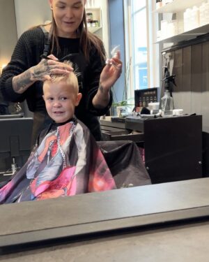 Martin Björk Instagram - Tänk att en frisör kan väcka så starka känslor. 
Hur många gånger har man själv inte lämnat en salong o varit sjukt jävla besviken🙈 
Så när det nu va dags för Fabbes första besök så va jag såklart lite orolig. Men av bilderna att döma så va han nog rätt nöjd till slut🥰