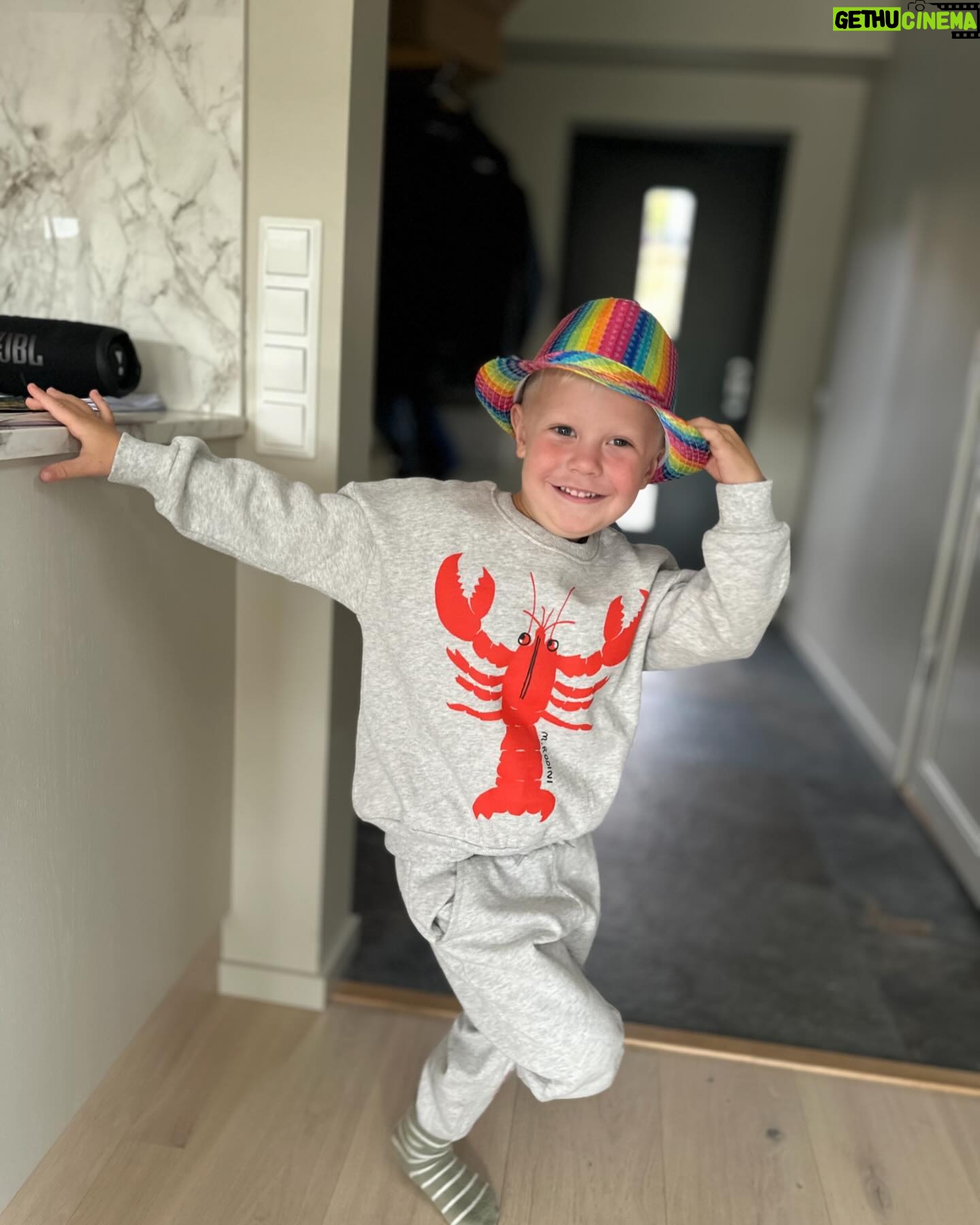Martin Björk - 6.4K Likes - Älskade Fabian. Nu är det på dagen 5 år sen du kom in i vårt liv. Inte en lugn stund har vi haft sen dess. Du är en riktig glädjespridare som ständigt söker nya äventyr. Grattis på födelsedagen. Mamma, pappa o Stella älskar dig🎉❤️
