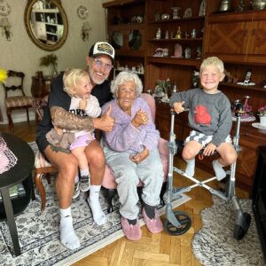 Martin Björk Instagram - Finaste farmor. Nästa år fyller du 100. 
Helt sjukt. Barnen älskar att träffa dig trots att du knappt hör vad dom säger längre. Men vad gör det. Ni har ju ert eget sätt att kommunicera på. Det är ju lixom det som är det viktigaste❤️