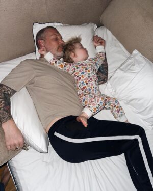 Martin Björk Instagram - 10 härliga moments från April. Vilket är ditt bästa Aprilminne?😍

1. Stella nattar med pappa för första gången
2. Barnfri lunch i Stockholm
3. Första vårvärmen kom till Åre
4. Ungarna slocknar som vanligt i bilen
5. Utekväll med bästis o hans son
6. Fabbe åkte högst upp på Åreskutan 
7. Stella fick hänga på i ryggsäcken
8. Hjälmprovning för cykelsäsongen
9. 24h event på båt
10. Jag o drottning Silvia