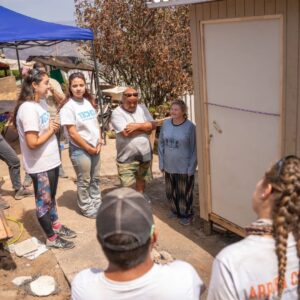 Martín Cárcamo Instagram - Hace unas semanas nos propusimos junto a @techochile juntar los recursos para las primeras 100 viviendas de emergencia para las familias afectadas en la V región.  Luego de 15 días de arduo trabajo en terreno con jóvenes voluntarios de todo Chile, podemos decir que se cumplió la primera meta, logrando entregar la vivienda numero 100 🙌

Esto no hubiera posible sin el apoyo de todos USTEDES quienes se han sumado a las campañas y, por supuesto, a los más de 500 voluntarios movilizados❤️

Pero esto no se acaba acá, la emergencia continúa, y son miles las familias que aún nos necesitan. La campaña #ARRIBACHILE sigue activa y los dejamos a todos invitados a sumarse para que ninguna familia quede sin una respuesta que les permita volver a levantarse.
UN GRAN ABRAZO, MUCHAS GRACIAS 😍