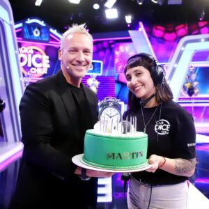 Martín Cárcamo Instagram - Muchas muchas gracias a mi querido equipo de @quedicechile13 por esta celebración tan especial🎂😛 Nos reímos como siempre y disfrutamos todos juntos! Son maraviloosos ❤️ 
Gracias por tanto cariño😍🙌 

@quedicechile13 
@vivianapaulina13