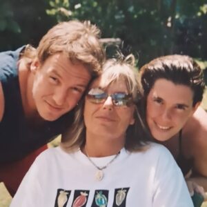 Martín Cárcamo Instagram - Varios veranos atras con 2 mujeres Potentes que han sido clave en mi vida .. Mi Madre y mi Hermana . 
Gracias por tanto ❤️ 
Las adoro @drinapapic  @magdalenacarcamopapic 🙌

#tbt  #familia
