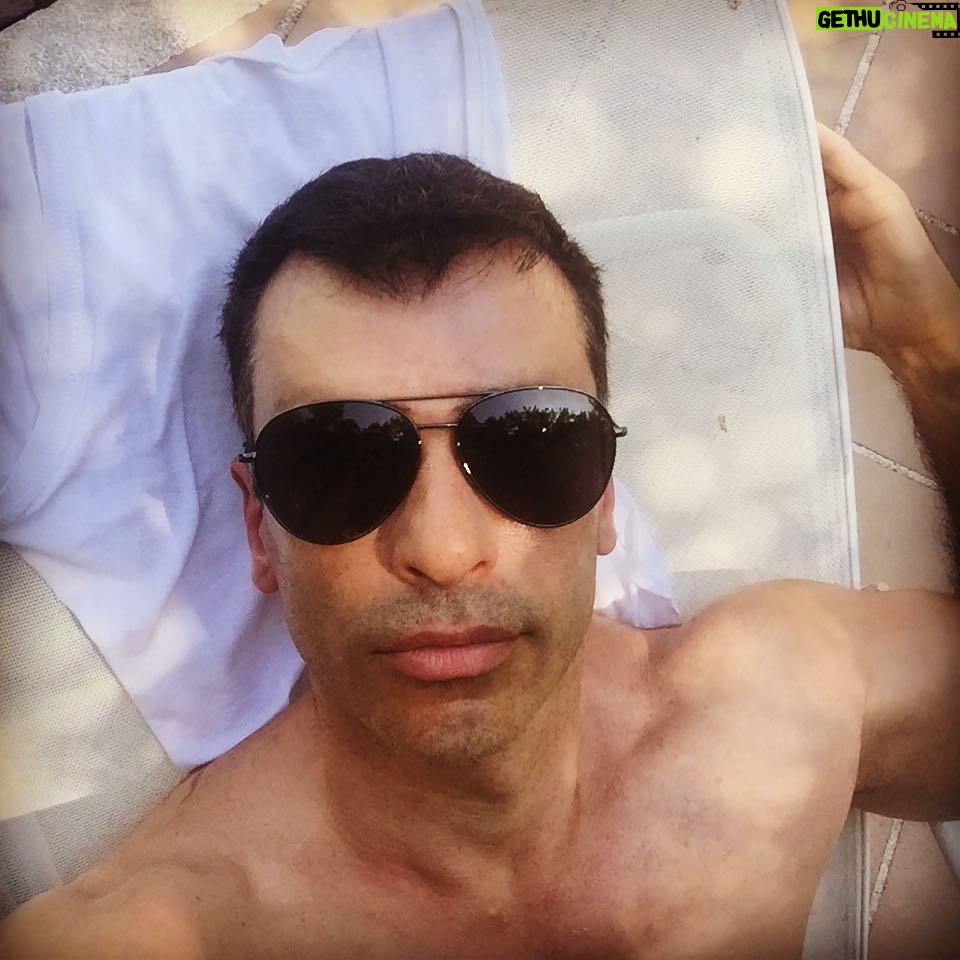 Martín Karpan - 4.6K Likes - Un poco de sol antes de ir a trabajar debería ser un dogma en la vida de todos. Gracias a @modamarfil por esas maravillosas gafas para seguir disfrutando del sol sin consecuencias 🤟🏼