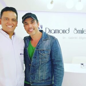 Martín Karpan Instagram - Cuando tu odontologo es tu amigo, la sonrisa vale x diez. Gracias @drgabrieleligio !