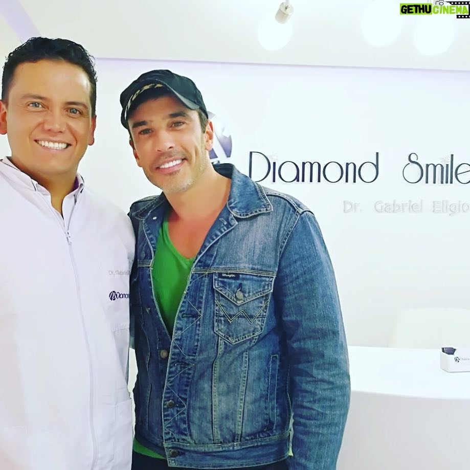 Martín Karpan - 1.7K Likes - Cuando tu odontologo es tu amigo, la sonrisa vale x diez. Gracias @drgabrieleligio !