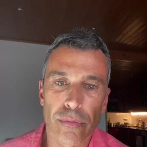 Martín Karpan Instagram - La importancia de hablar inglés cada día, superando nuestros miedos. Un paso a la vez, como dice el gran coach de inglés y liderazgo @impf_english . Un mundo de oportunidades te espera. Sigue su cuenta y descubre las posibilidades que se abren en lo laboral, viajes y relaciones. Gracias @compostelabs por compartir y creer en la educación.