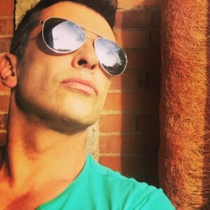 Martín Karpan Instagram - Que se refleja en tu mirada?. En mi horizonte se vislumbra una nueva oportunidad para un nuevo año. Gracias @modamarfil por los destellos.