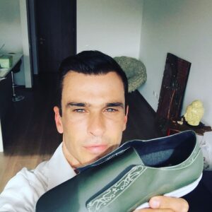 Martín Karpan Instagram - Maravilloso regalo de la última colección de zapatos de mi creativa amiga @elizabeth.red . Hechos a mano con mucho cariño. ✊🏼Thanks!
