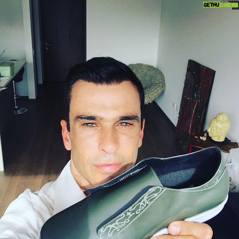 Martín Karpan - 1K Likes - Maravilloso regalo de la última colección de zapatos de mi creativa amiga @elizabeth.red . Hechos a mano con mucho cariño. ✊🏼Thanks!