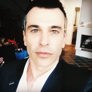 Martín Karpan Instagram - Cuando captas el rayo que arrojan los ojos. Ese mismo rayo que llega hasta la otra mirada para transformarla. Y si nos miramos más a los ojos en silencio?...👀✨✨✨✨✨✨✨✨