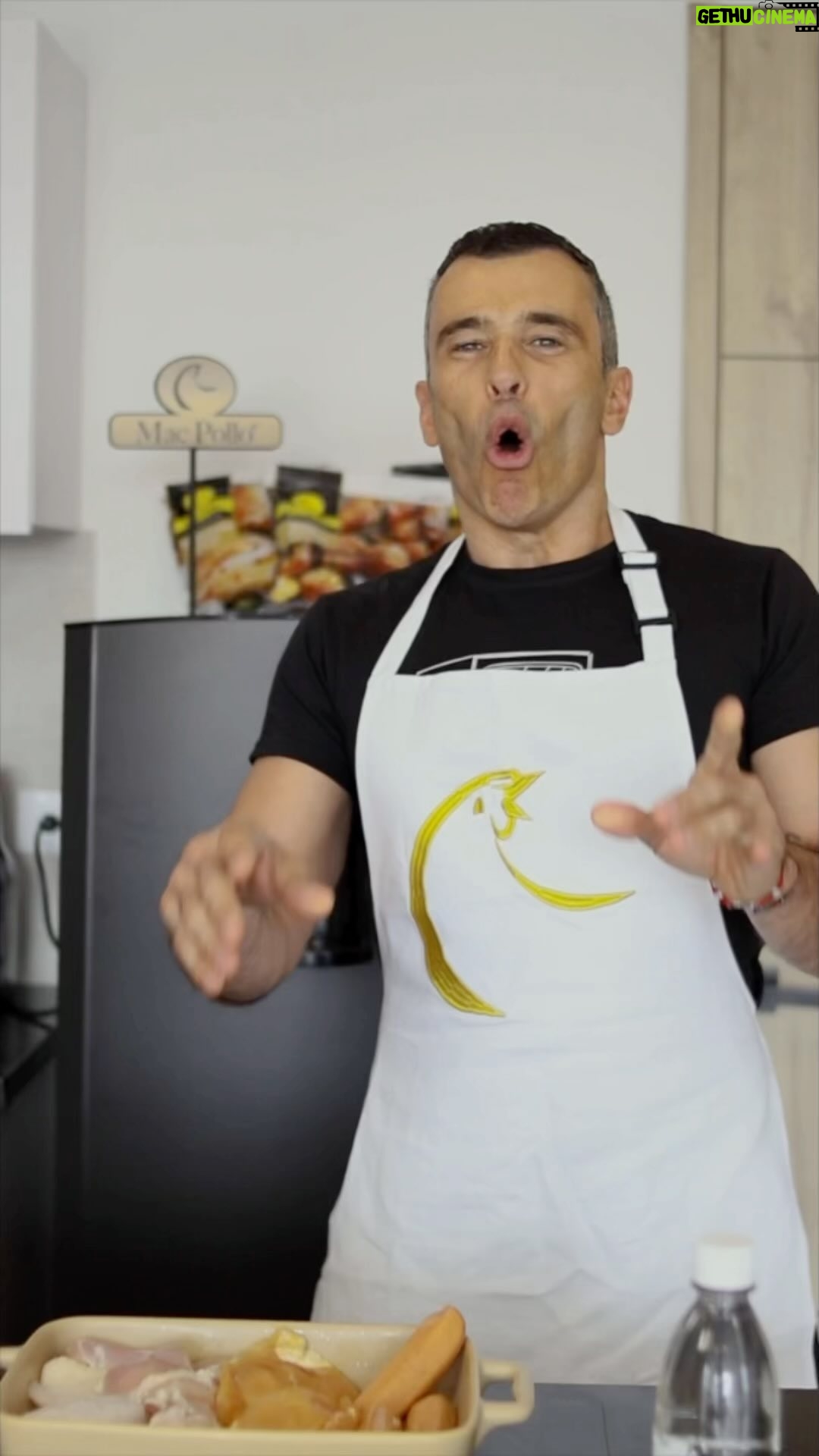 Martín Karpan - 8K Likes - ¿Tienen plan con sus amigos pero no saben que comer?
Acá les dejo una muy buena idea con Mac Pollo una picadita con chimichurri mediterráneo que van a amar.
Ingredientes:
-Alitas de Pollo
-Churrasco Marinado
-Pechuga de Pollo
-Chorizo Parrillero
Adobo para las carnes:
-Paprika
-Orégano
-Ajo
-Romero
-Hierbas de provenza
Para el chimichurri:
-Aceite de Oliva
-Vinagre Blanco
-Ajo
-Pimienta
-Perejil
-Ralladura de limón
Y bueno todo sabe mas rico acompañado de un buen vino ¡Salud!
@macpollonumero1 El Pollo número 1 en Colombia #macpollolotienetodo #ad