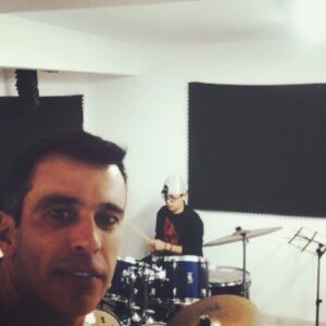 Martín Karpan Instagram - Cuando llevas el rock en la sangre🤟🏼. Mi hijo acompañando a Angus young de ac dc en sus primeras clases de batería