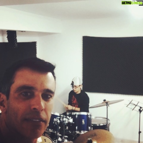 Martín Karpan - 2.5K Likes - Cuando llevas el rock en la sangre🤟🏼. Mi hijo acompañando a Angus young de ac dc en sus primeras clases de batería