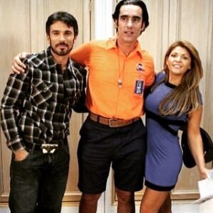 Martín Karpan Instagram - #tbt con @soyvaroni e Itatí Cantoral grabando “la viuda de blanco” para @telemundo . Y así, con esas bermudas, igual lo quiero y lo respeto. 🤦🏻‍♂️🤪