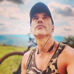 Martín Karpan Instagram - ⚡️Hasta el infinito y más allá en bici. A quien más le gusta perderse entre cielos y montañas montando su bike?. 🤟🏼

#bike #lifestyle #slowliving