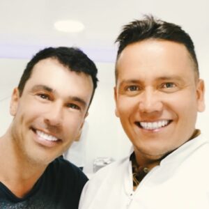 Martín Karpan Instagram - Sonreír porque la vida te sonríe de vuelta no tiene precio. Para todo lo demás existe el gran @drgabrieleligio 🤟🏼