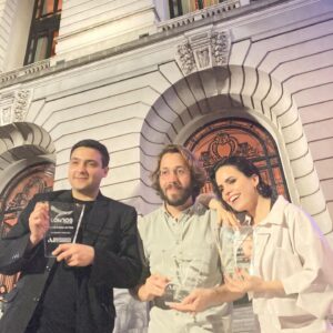 Martín Piroyansky Instagram - Estamos muy contentos!
Porno y helado ganó el cóndor a mejor serie de comedia. @nachitosaralegui ganó revelación masculina. @sofimorandi ganó mejor actriz de comedia y yo gané mejor actor de comedia. Gracias a todos los argentinos y uruguayos que participaron en la serie. Gracias a @navajofilms y @saladounltd por producir y gracias a @primevideolat por hacerlo posible.