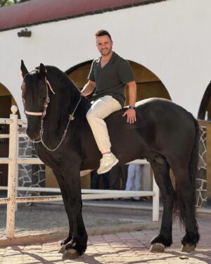 Martín Ricca Instagram - 🐎Romeo 

📍  @ranchojgf @cerritosxochitepec 

📷 @joeykiu 

#martinricca #martinriccaenmexico #rancho #caballo #bronco #miamigobronco #amigos #cuidenlosanimales #mexico🇲🇽 #argentina🇦🇷