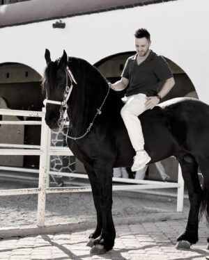 Martín Ricca Instagram - 🐎Romeo 

📍  @ranchojgf @cerritosxochitepec 

📷 @joeykiu 

#martinricca #martinriccaenmexico #rancho #caballo #bronco #miamigobronco #amigos #cuidenlosanimales #mexico🇲🇽 #argentina🇦🇷