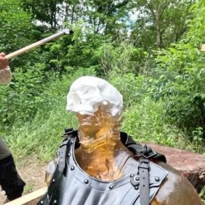 Martin Rudloff Instagram - Manchmal sind solche hoch wissenschaftlichen Tests einfach wichtig um zu der Erkenntnis zukommen wie wichtig Helme sind. 🪖⛑️✅ 😉
Bei der Darstellung handelt es sich um einen 
Fake-Test-Dummy-Effekt. 
Schönes Wochenende 
PS: Das vollständiges Video gibt es auf dem MATTIN KANAL (YouTube) 🔔