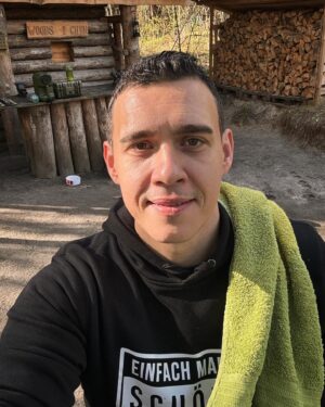 Martin Rudloff Instagram - Frühlingsmodus 🔛✅ ist da ‼️
Och mal nen Selfie 🤳🏻 machen 😬
Weil viele mich fragen wie es Maya geht, es geht ihr gut Sie weiss nicht das sie kein Allrad mehr hat. Aber ihr könnt mir glauben ich tue alles das es meiner old Lady gut geht, versprochen 🫶🏻