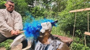 Martin Rudloff Instagram - Manchmal sind solche hoch wissenschaftlichen Tests einfach wichtig um zu der Erkenntnis zukommen wie wichtig Helme sind. 🪖⛑️✅ 😉
Bei der Darstellung handelt es sich um einen 
Fake-Test-Dummy-Effekt. 
Schönes Wochenende 
PS: Das vollständiges Video gibt es auf dem MATTIN KANAL (YouTube) 🔔