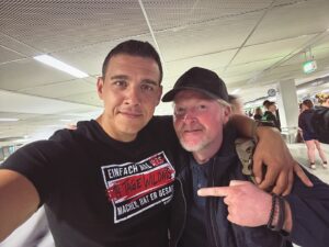 Martin Rudloff Instagram - Danke @joeykelly.official 💪🏻‼️
Selten bin ich von Menschen beeindruckt, aber Joey hat mich volle Bude inspiriert. Vor allem auch abseits von Kameras und Gruppen. Danke ☺️ 
Mein allergrößten Respekt 🫶🏻