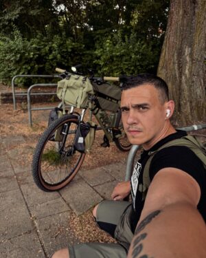 Martin Rudloff Instagram - Ich hab Po-Schmerzen... 
Martin (40) sucht Fachpersonal für einen HinternScan!!
Jetzt mal unter uns bin ich einfach nix gewohnt oder ist mein Sattel schuld?? #ArschScanner