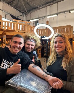 Martin Rudloff Instagram - Life is a Learning 💪🏻‼️Geiler Tag bei @holzkunst_scholz_offiziell mit viel Liebe und einem Wetteinsatz den ich eingelöst habe. Die liebe @billyjean.tattoo hat das zauberhaft gemacht, hat überhaupt gar nicht nie nich wehgetan 🤫... 
Am 04.05 gibts dann auch ein Video von dem tollen Ausflug zu Locke. Haben da mal wieder was in XXL gebaut und getestet 🎯🙈‼️
⚠️VIDEO IS INCOMING⚠️