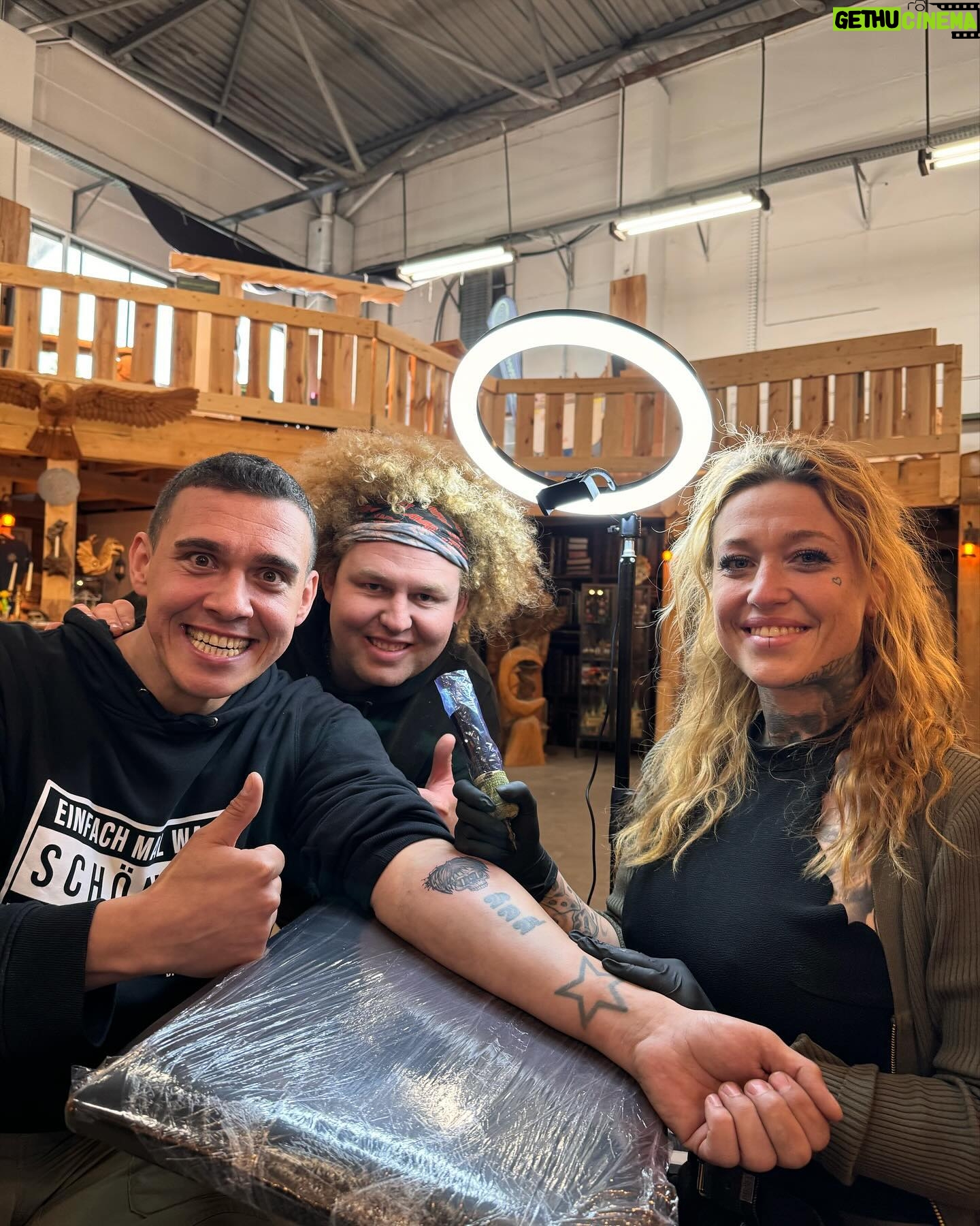 Martin Rudloff - 21.8K Likes - Life is a Learning 💪🏻‼️Geiler Tag bei @holzkunst_scholz_offiziell mit viel Liebe und einem Wetteinsatz den ich eingelöst habe. Die liebe @billyjean.tattoo hat das zauberhaft gemacht, hat überhaupt gar nicht nie nich wehgetan 🤫...
Am 04.05 gibts dann auch ein Video von dem tollen Ausflug zu Locke. Haben da mal wieder was in XXL gebaut und getestet 🎯🙈‼️
⚠️VIDEO IS INCOMING⚠️