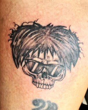 Martin Rudloff Instagram - Life is a Learning 💪🏻‼️Geiler Tag bei @holzkunst_scholz_offiziell mit viel Liebe und einem Wetteinsatz den ich eingelöst habe. Die liebe @billyjean.tattoo hat das zauberhaft gemacht, hat überhaupt gar nicht nie nich wehgetan 🤫... 
Am 04.05 gibts dann auch ein Video von dem tollen Ausflug zu Locke. Haben da mal wieder was in XXL gebaut und getestet 🎯🙈‼️
⚠️VIDEO IS INCOMING⚠️