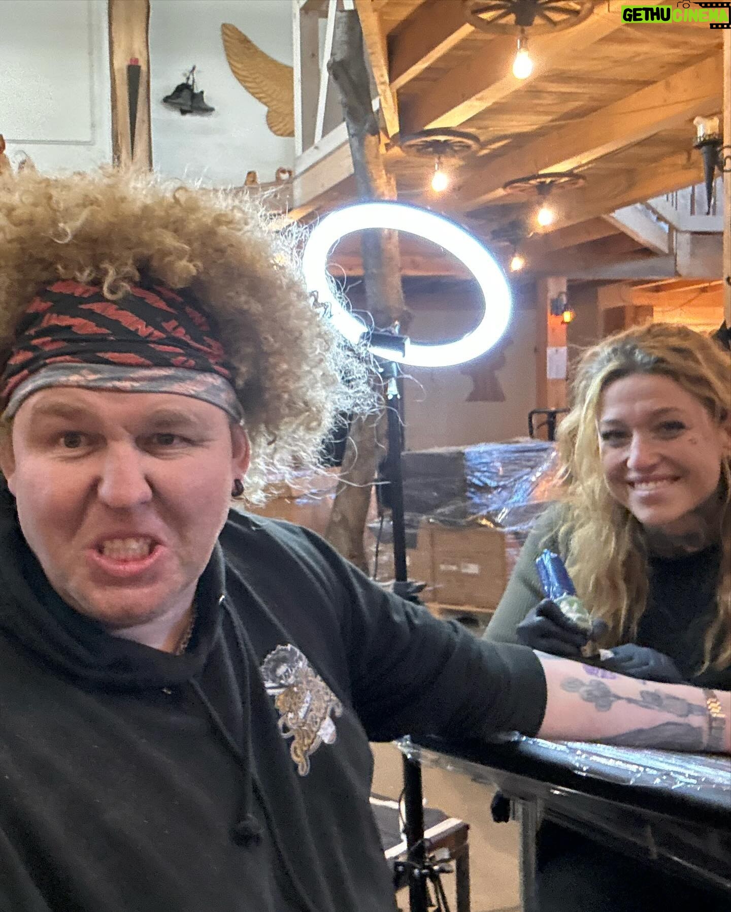 Martin Rudloff - 21.8K Likes - Life is a Learning 💪🏻‼️Geiler Tag bei @holzkunst_scholz_offiziell mit viel Liebe und einem Wetteinsatz den ich eingelöst habe. Die liebe @billyjean.tattoo hat das zauberhaft gemacht, hat überhaupt gar nicht nie nich wehgetan 🤫...
Am 04.05 gibts dann auch ein Video von dem tollen Ausflug zu Locke. Haben da mal wieder was in XXL gebaut und getestet 🎯🙈‼️
⚠️VIDEO IS INCOMING⚠️
