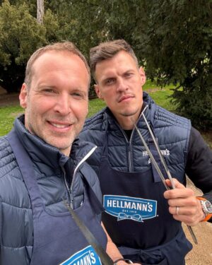 Martin Škrtel Instagram - Iné omáčky sme dnes s Petrom riešili 😃👌

@hellmanns_czsk
@petrcech
#ZaskorujPriGrile