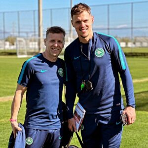 Martin Škrtel Instagram - S chalanmi z @fk_hajskala_raztocno makáme na týždňovom sústredení v Turecku 🇹🇷
*****
We're working hard on our week-long training session in Turkey 💪😉