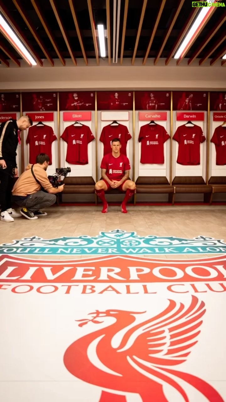 Martin Škrtel - 5.9K Likes - Kde by mala byť podľa Vás prvá predpremiéra filmu?🎬🇸🇰