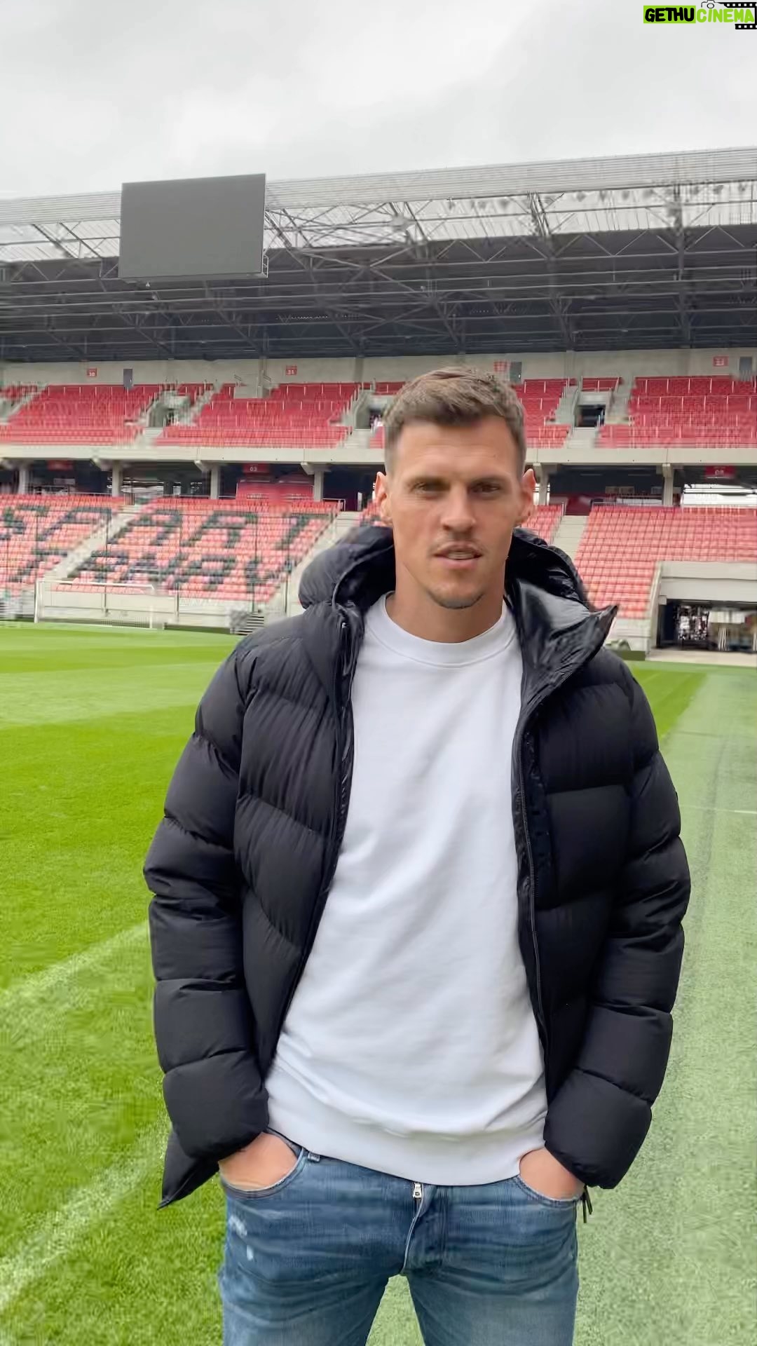 Martin Škrtel - 5.4K Likes - 🔴⚫️ Z Liverpoolu cez Ráztočno, až do Trnavy 🫡 na najslávnejšie slovenské #DERBY ⏰ Nehľadaj výhovorky, prečo nie. V nedeľu potrebujeme každého, komu bije červeno-čírne ❤️🖤
————————————————————————
LÍSTKY najrýchlejšou cestou cez odkaz v BIO 👉🏼 @spartak_sk 📌