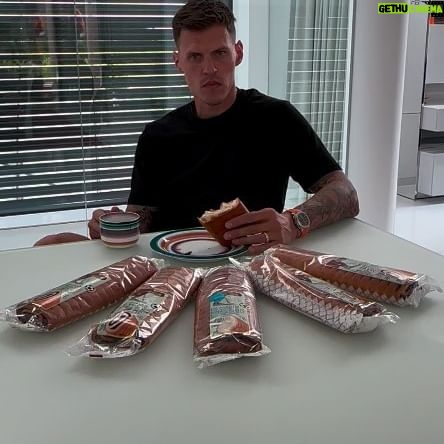 Martin Škrtel - 2.7K Likes - Moje najobľúbenejšie sladké záviny 👌😉 Už je to nejaký čas, čo si na produktoch od PENAM pochutnávam, aj preto som rád, že vznikla táto spolupráca a môžem byť súčasťou ich limitovanej edície.
Tiež si na nich idete? Rýchlo kupujte, kým nevypredajú 😀
#spolupráca #penam #ambasádor @penam_slovakia