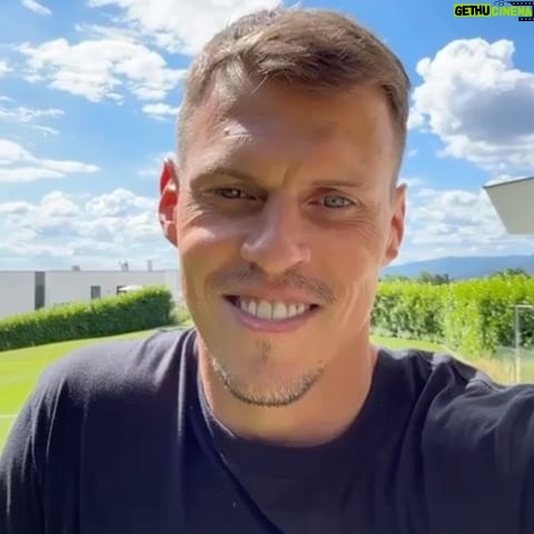 Martin Škrtel - 2.4K Likes - ⌛️⏰ Martin Škrtel pozýva na 100-ročnicový zápas Spartaka proti slávnej Valencii 😍 LÍSTKY V PREDPREDAJI 👉🏼 bit.ly/100-rocnicovy-zapas-VSTUPENKY 👈🏼 alebo cez link v BIO či na webe Maxiticket.sk
🗓 22.7. by nemal na Štadióne Antona Malatinského chýbať žiadny červeno-čierny fanúšik 🔴⚫️ Oslavy 100. výročia klubu pokračujú, vezmite všetkých známych, fanúšikov športu, futbalu a poďme si spoločne užiť výnimočný večer, na ktorý sa bude ešte minimálne 100 rokov spomínať 🫶🏼🎉
Privítame súpera, ktorý má za sebou v klubovej histórii úspechy nemalých rozmerov, slávna Valencia C.F 🇪🇸
#FCST #FCST1923 #MartinSkrtel #Skrtel