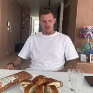 Martin Škrtel Instagram - So spoločnosťou PENAM sme si pre Vás pripravili túto Zo srdca vtipnú výzvu 🤎 
Verím, že sa do nej zapojíte v hojnom počte 😊 ✌🏼Hráme na Instagrame aj Facebooku.
Pravidlá sú veľmi jednoduché 👉🏼 natoč vtipné video podľa môjho zadania vo videu a pošli ho priamo do správy na profile PENAM SLOVAKIA (IG alebo FB). Po zaslaní videa daj do komentára text „Výzva prijatá.“
Vašu uzdu kreativity môžete popustiť až do 7.7.2024, kedy výzva končí. Štyroch z Vás vyžrebujem (dvaja víťazi budú z Instagramu a dvaja z Facebooku) a čo v súťaži vyhráte, sa dozviete vo videu 😃🎬

#penam #zosrdcasladké #súťaž #spolupráca