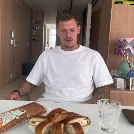 Martin Škrtel - 3.2K Likes - So spoločnosťou PENAM sme si pre Vás pripravili túto Zo srdca vtipnú výzvu 🤎
Verím, že sa do nej zapojíte v hojnom počte 😊 ✌🏼Hráme na Instagrame aj Facebooku.
Pravidlá sú veľmi jednoduché 👉🏼 natoč vtipné video podľa môjho zadania vo videu a pošli ho priamo do správy na profile PENAM SLOVAKIA (IG alebo FB). Po zaslaní videa daj do komentára text „Výzva prijatá.“
Vašu uzdu kreativity môžete popustiť až do 7.7.2024, kedy výzva končí. Štyroch z Vás vyžrebujem (dvaja víťazi budú z Instagramu a dvaja z Facebooku) a čo v súťaži vyhráte, sa dozviete vo videu 😃🎬
#penam #zosrdcasladké #súťaž #spolupráca