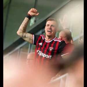 Martin Škrtel Instagram - Práve som sa pozrel, koľko je predaných vstupeniek 👥na prvé premietanie filmu exkluzívne na štadióne v Trnave📺Mám obrovskú radosť a nemôžem sa dočkať toho najlepšieho kotla❤️
Už čoskoro odtajníme hviezdnych hostí⭐️
Lístky👉🏻Maxiticket.sk