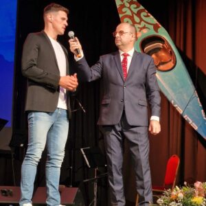 Martin Škrtel Instagram - Z Liverpoolu do Karlovky 😉...
a tak to má byť, keď ide o šport a najmä o mládež ❤️
Rád som prijal pozvanie na odovzdávanie cien pre  najúspešnejších športovcov Karlovej Vsi za rok 2023.

Úprimne všetkým držím palce, nech Vám šport dlho robí radosť. ✌️ ✊️