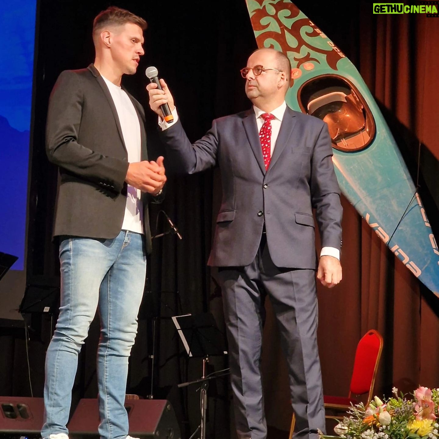 Martin Škrtel - 2.3K Likes - Z Liverpoolu do Karlovky 😉...
a tak to má byť, keď ide o šport a najmä o mládež ❤️
Rád som prijal pozvanie na odovzdávanie cien pre najúspešnejších športovcov Karlovej Vsi za rok 2023.
Úprimne všetkým držím palce, nech Vám šport dlho robí radosť. ✌️ ✊️